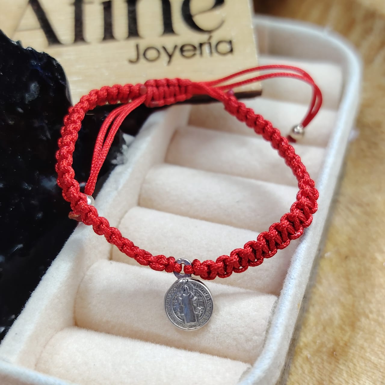 Pulsera de protección san Benito bebe