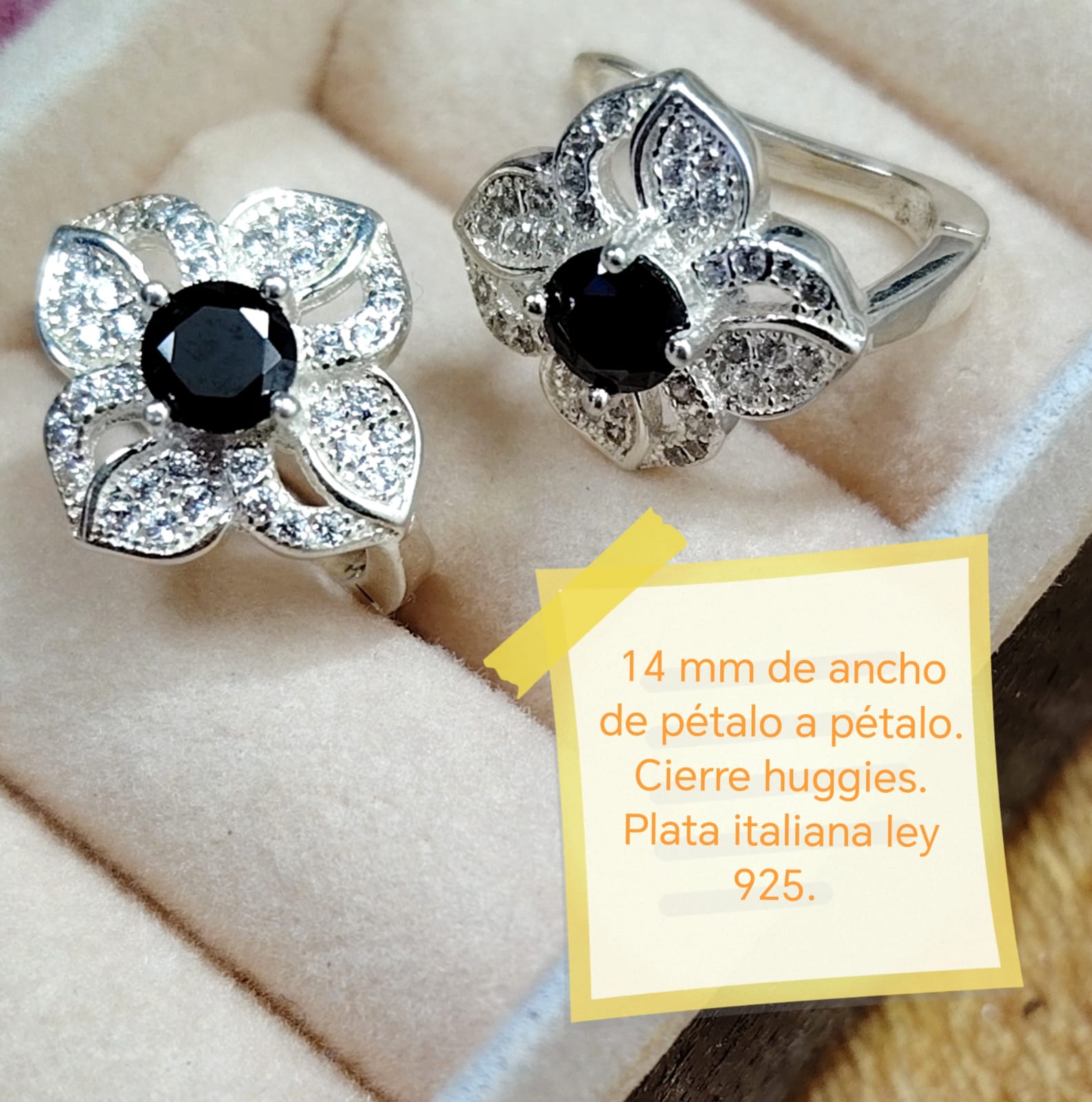 Aros flor con incrustaciones de microcricones circon negro