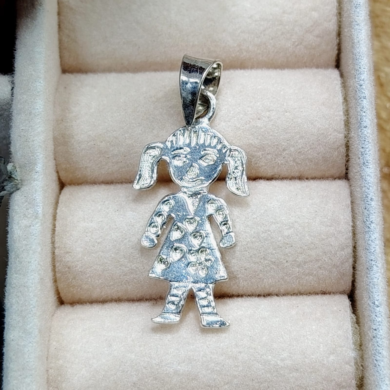 Dije niña de plata