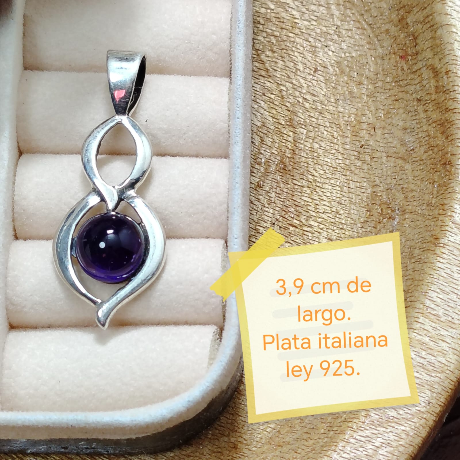 Dije con piedra amatista