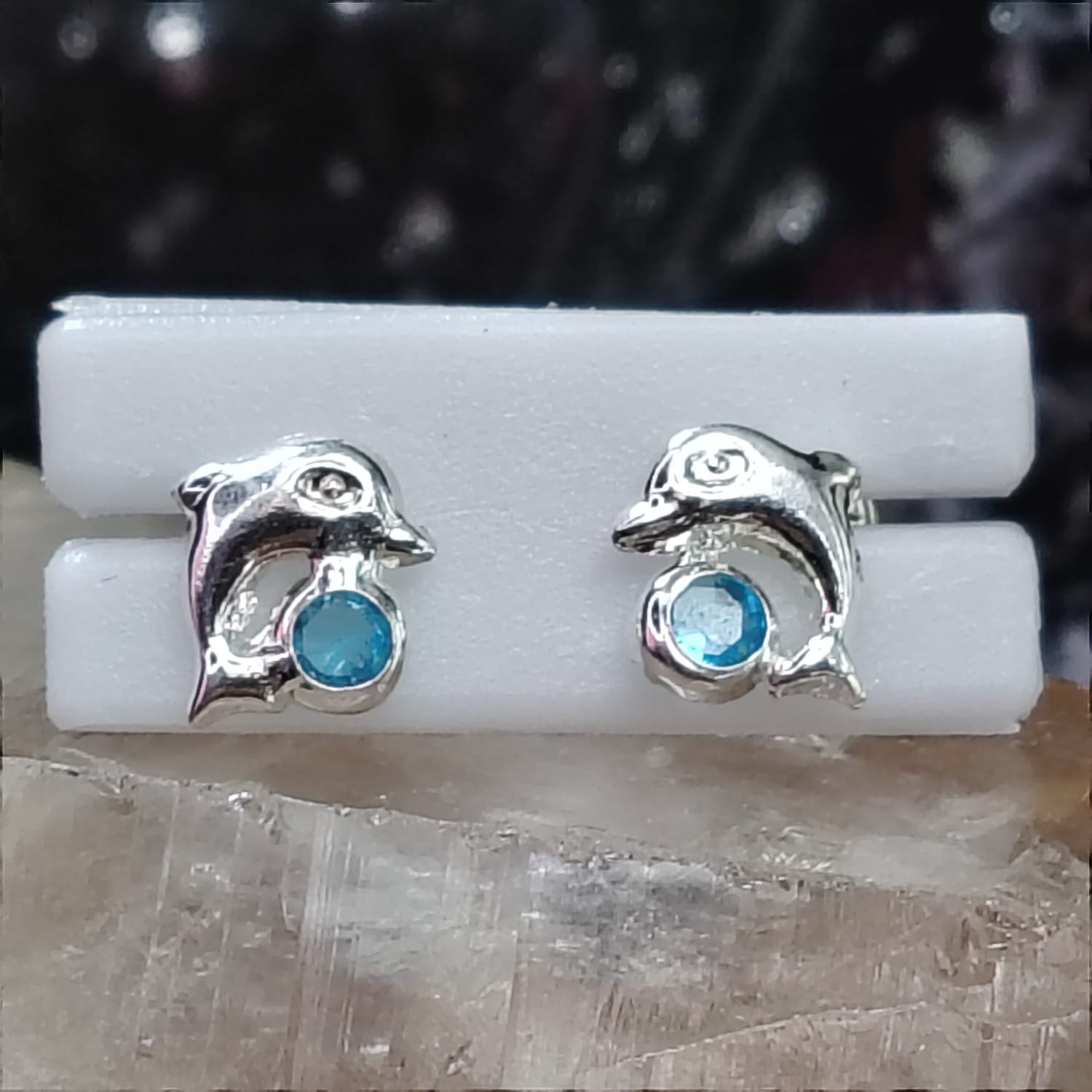 aros niña delfín cristal celeste - atornillados
