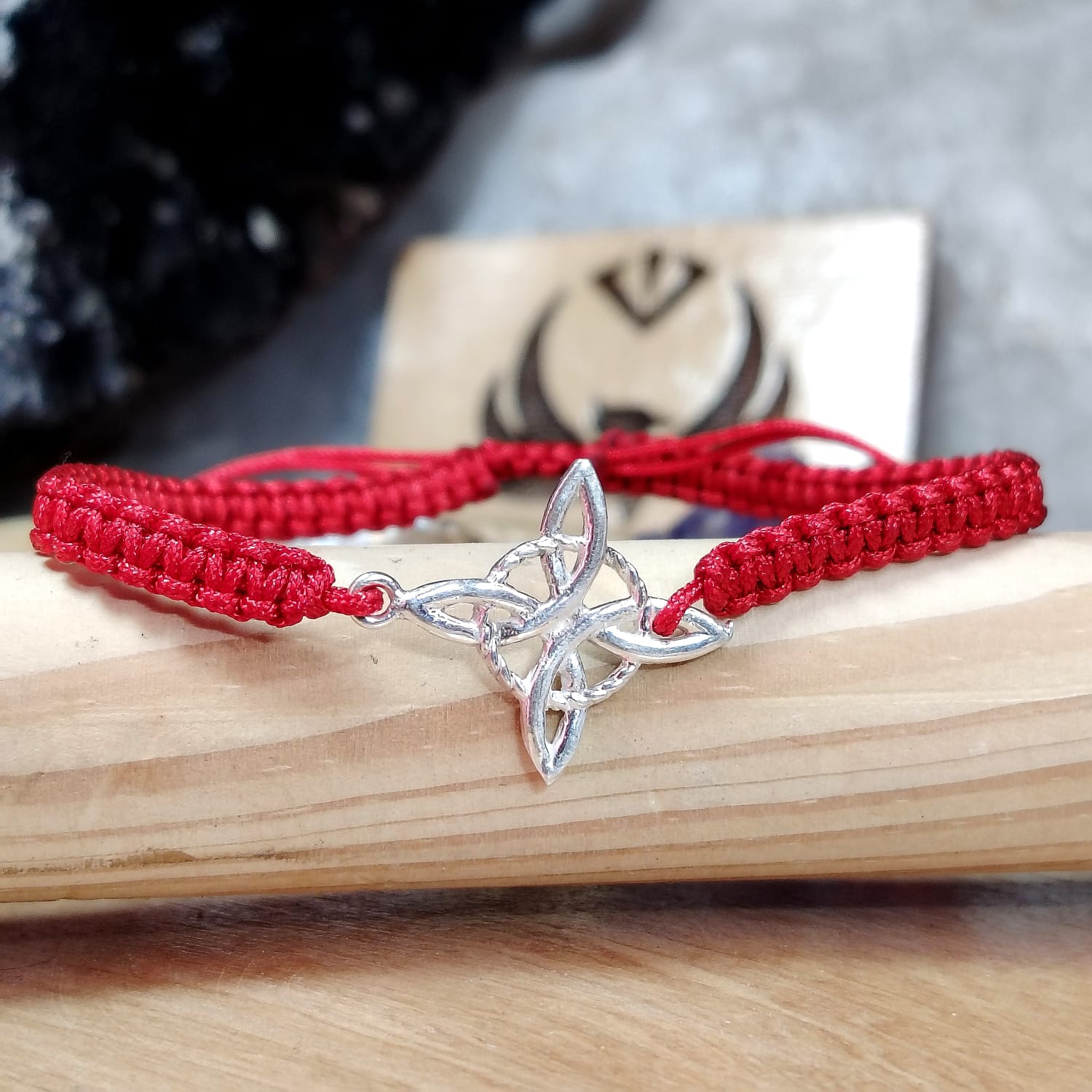 Pulsera ajustable tejido hilo rojo nudo de bruja