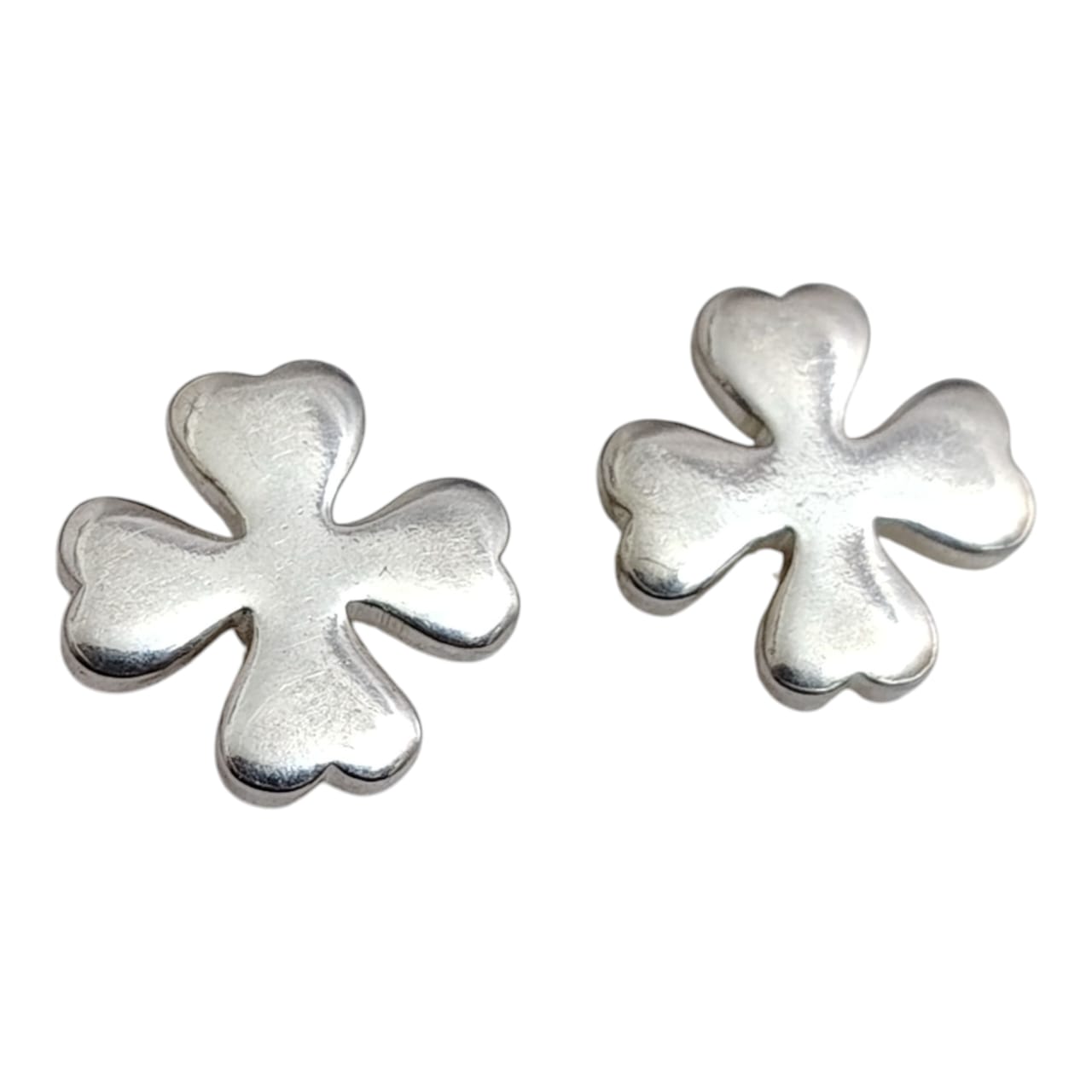Aros pegados diseño trébol plata lisa