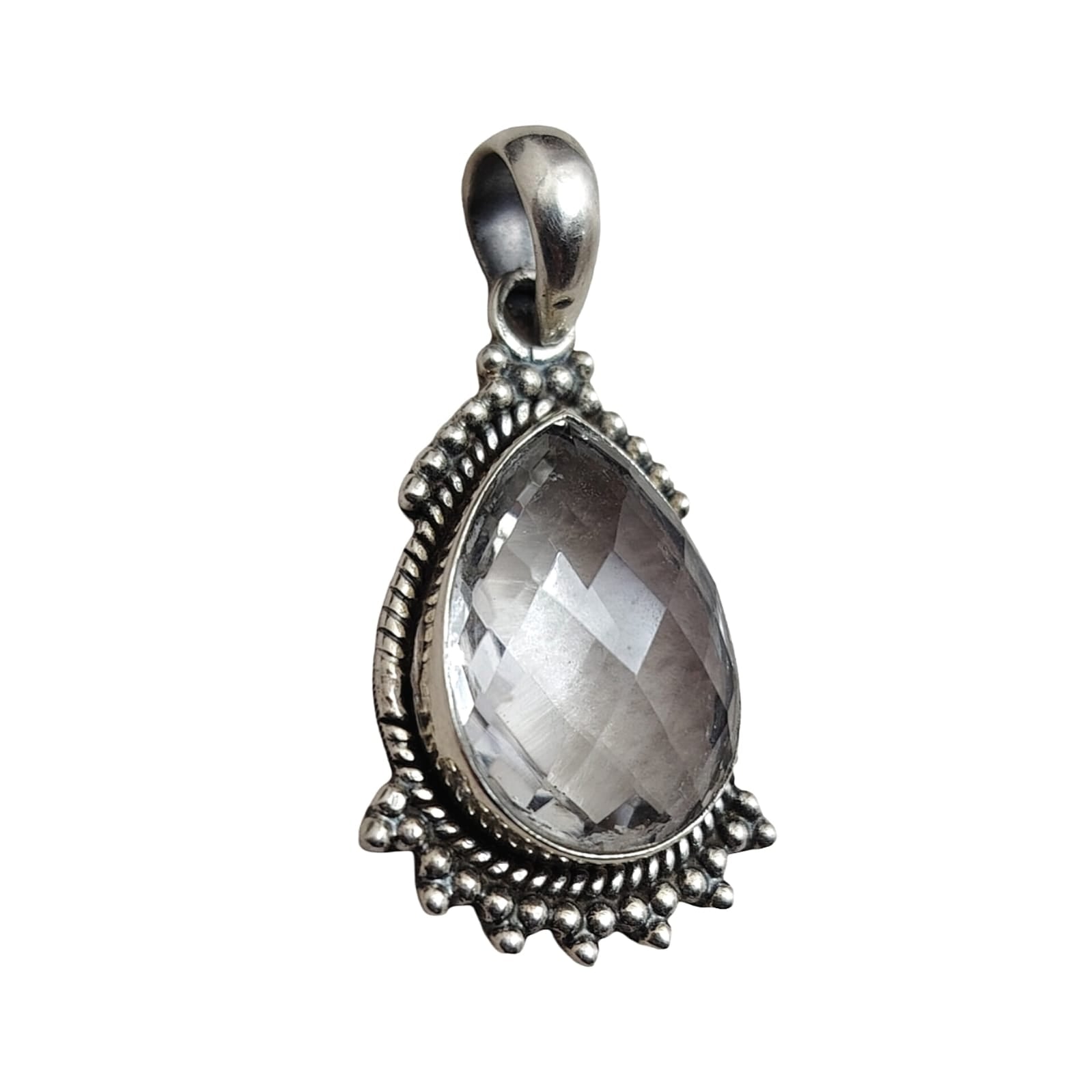 Dije con piedra natural cuarzo translúcido.