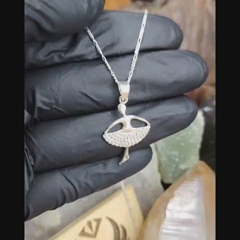 Collar con dije bailarina