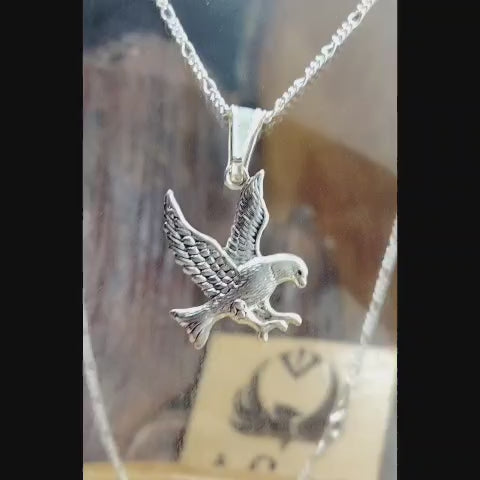 Collar con dije halcón