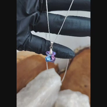 Collar con dije de cristal tornasol