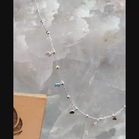 Gargantilla con balines de plata con cristales de colores