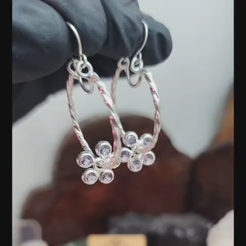 Argollas enroscadas con chiche flor con cristal morado