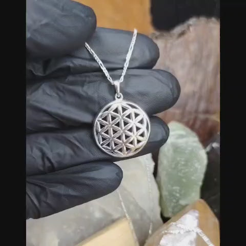 Collar con dije símbolo flor de la vida