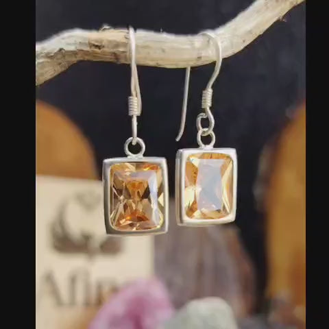 Aros semi largos con cristal cuadrado amarillo