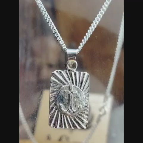 Collar con dije con medallón cuadrado ancla