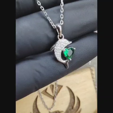 Collar de plata rodinada diseño delfín con incrustaciones de micro circones, cristal verde
