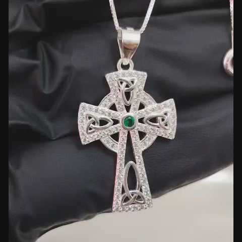 Collar cruz con incrtaciones de microcircones y simbolo triqueta