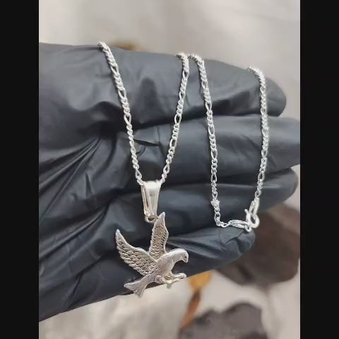 Collar con dije de halcón