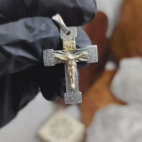 Dije crucifijo laminado con oro