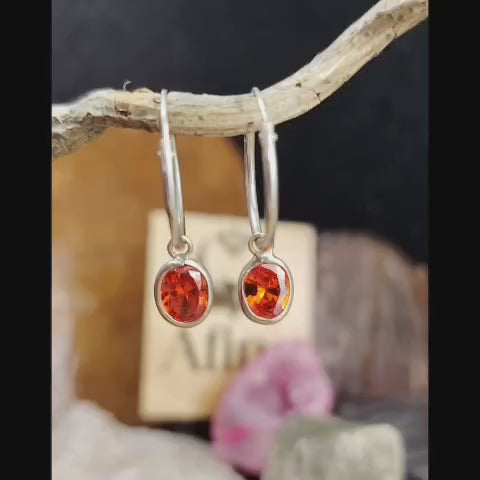 Argolla lisa con chiche de cristal rojo claro
