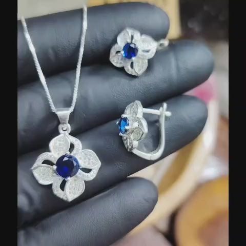Conjunto de plata flores incrustados con microcircones, circón azul, cierre de aros Huggies