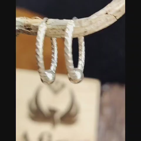 Argollas con diseño y perla incrustada