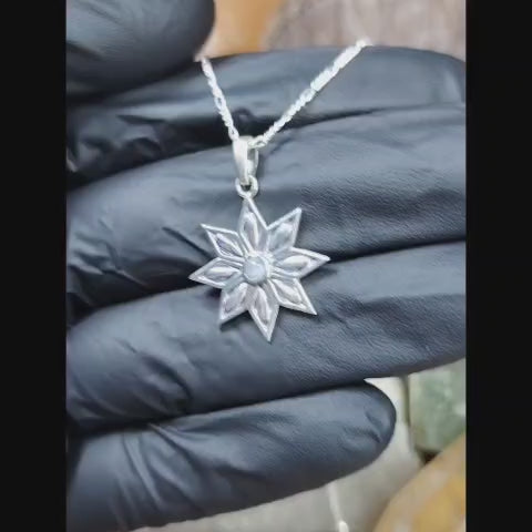 Collar con dije flor  mas piedra lunar