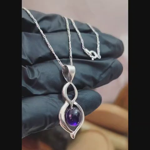 collar con dije que contiene piedra natural amatista