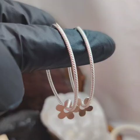 Argollas ovaladas con chiche de flor