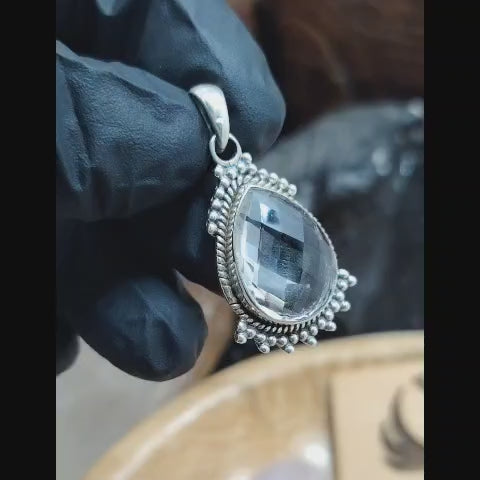 Dije con piedra natural cuarzo translúcido.