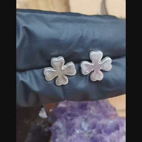 Aros pegados diseño trébol plata lisa