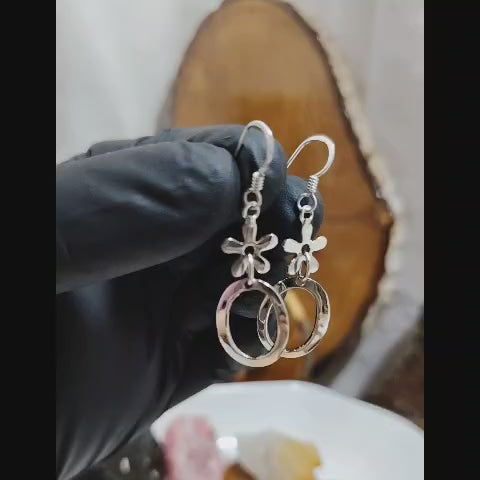 Aros largos flor, más extensión ovalada plata lisa