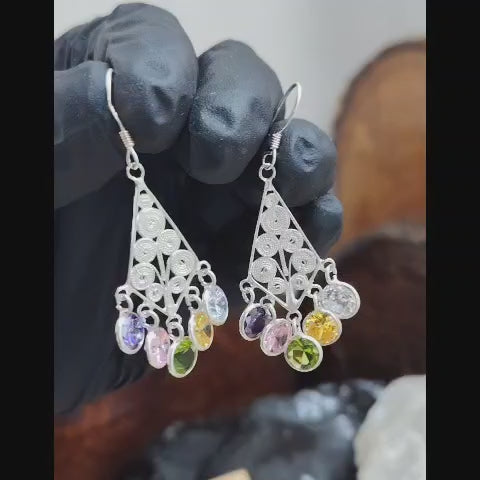 Aros largos con relieve y terminación en cristales de colores