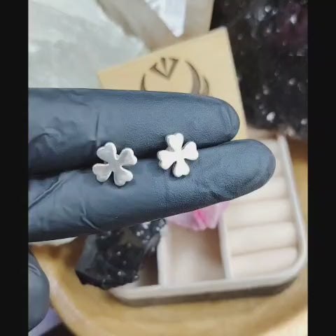 Aros pegados diseño trébol plata lisa