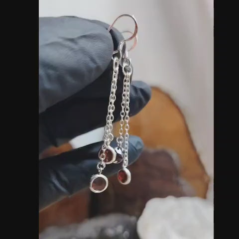 Aros largos doble cadena con terminación en cristales rojo oscuros