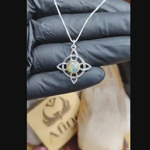 Collar con dije símbolo nudo de bruja piedra natural