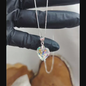 Collar con dije corazón de cristal tornasol