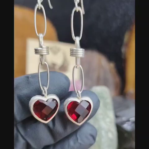 Aros largos con terminación en corazón de cristales rojos