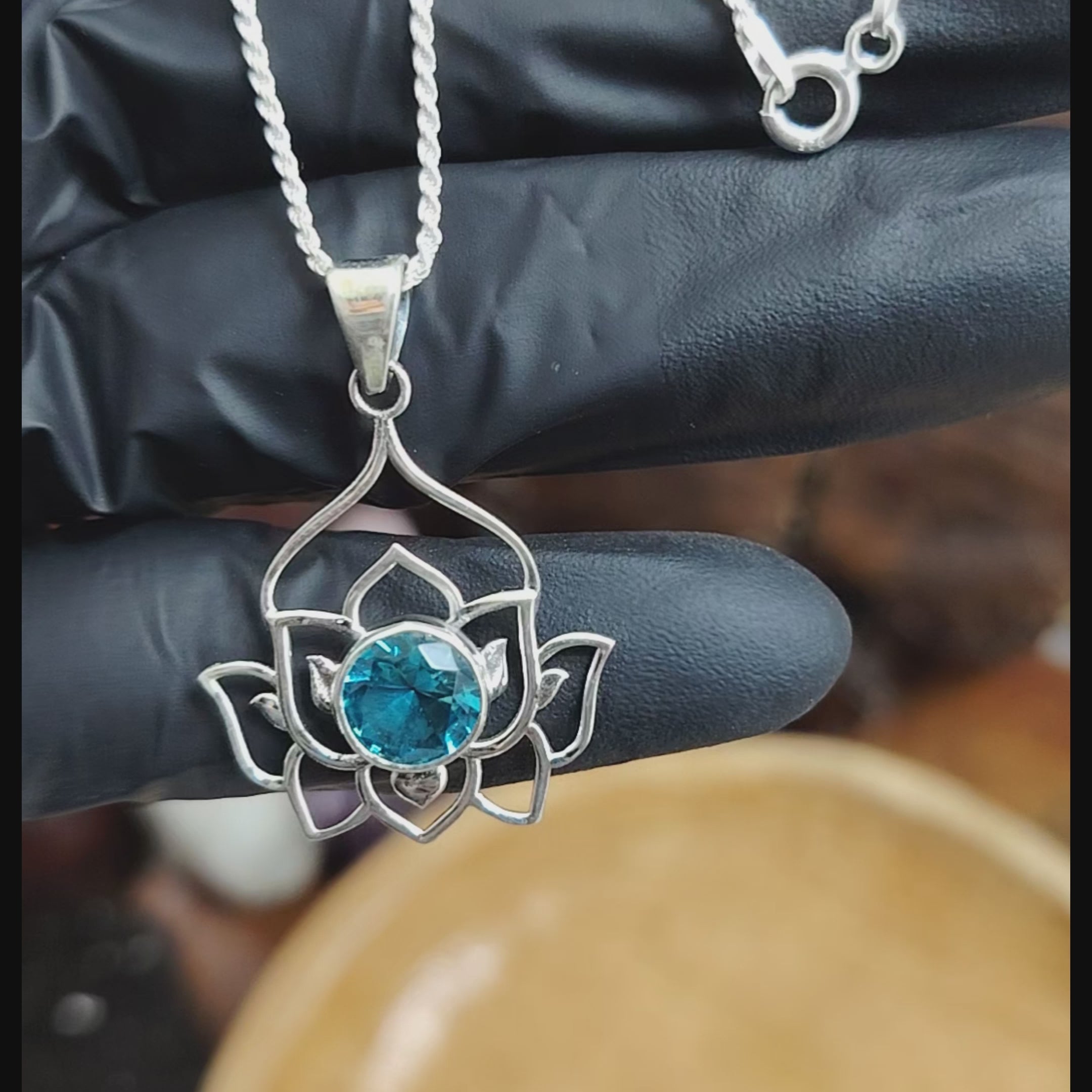 Collar flor de loto con circón celeste