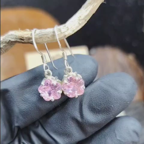 Aros semi largos cristales rosados diseño flores