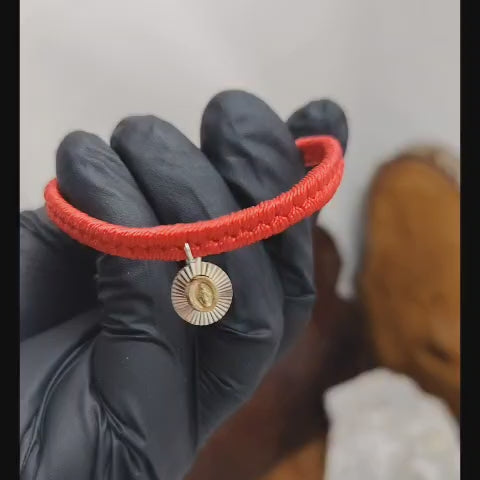 Pulsera ajustable tejido hilo rojo virgen de Guadalupe laminado en oro