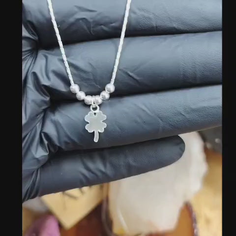 Collar con esferas y trébol de la buena suerte
