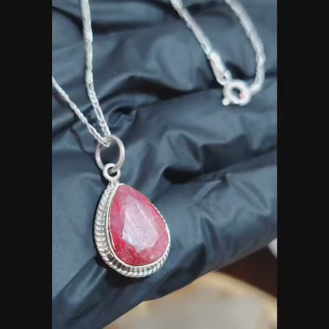 Collar con piedra natural color fucsia