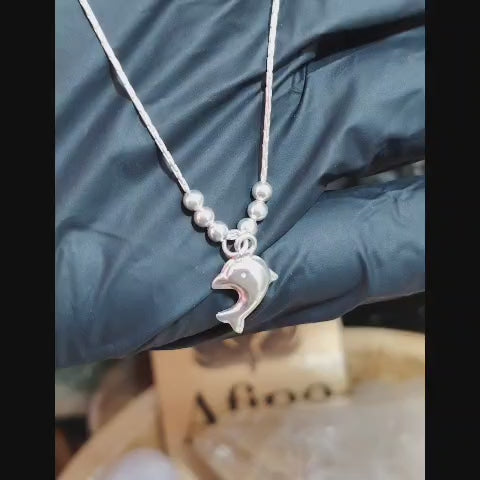 Collar con esferas y dije delfín