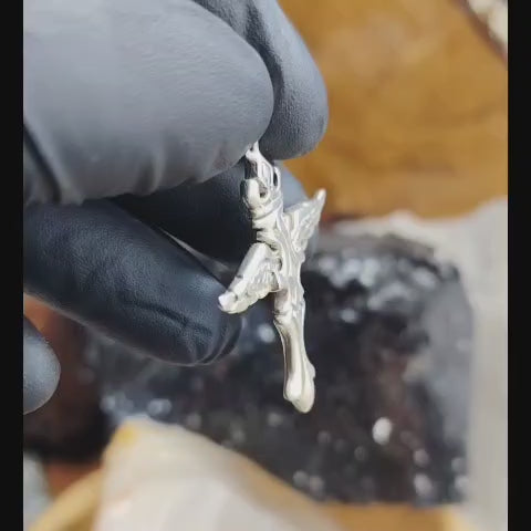 Dije grueso cruz con alas y corona